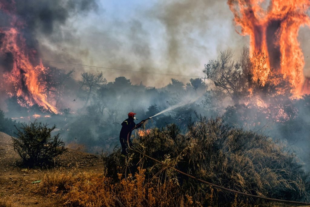 Zonele din Grecia cel mai grav afectate de incendii. Un al doilea val de căldură începe joi VIDEO