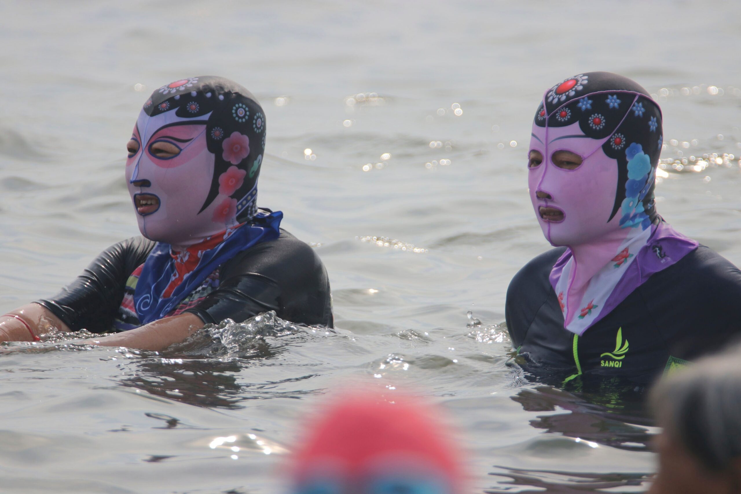 „Facekini”, noua modă a verii în China. Ce alte măsuri bizare iau oamenii pentru a se proteja de caniculă
