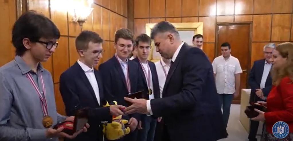 Premierul, gazda olimpicilor internaționali la matematică și fizică.