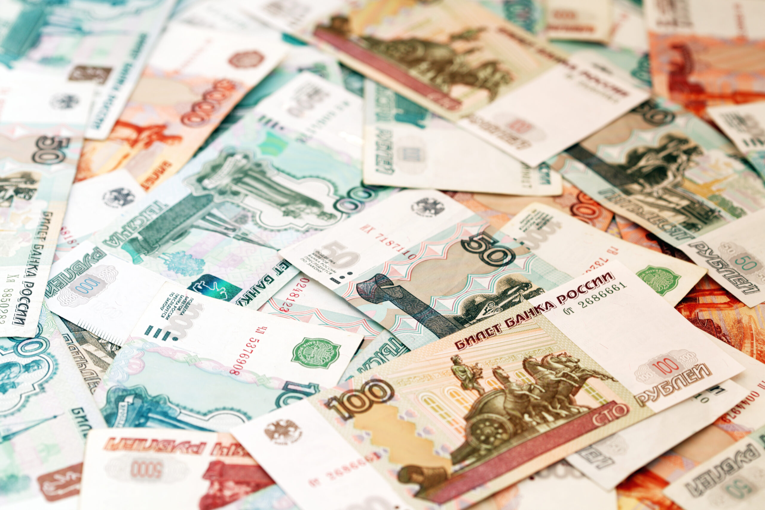 Banca Centrală a Rusiei MAJOREAZĂ dobânzile la 12% pentru a susține rubla afectată de sancțiuni