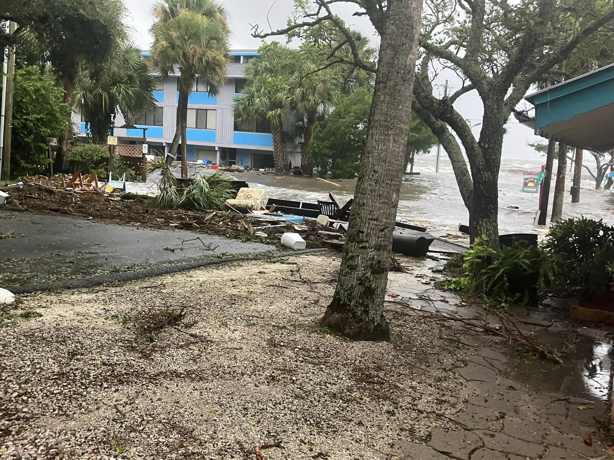 VIDEO | Uraganul Idalia face ravagii în Florida. Joe Biden a discutat cu guvernatorul Ron DeSantis VIDEO