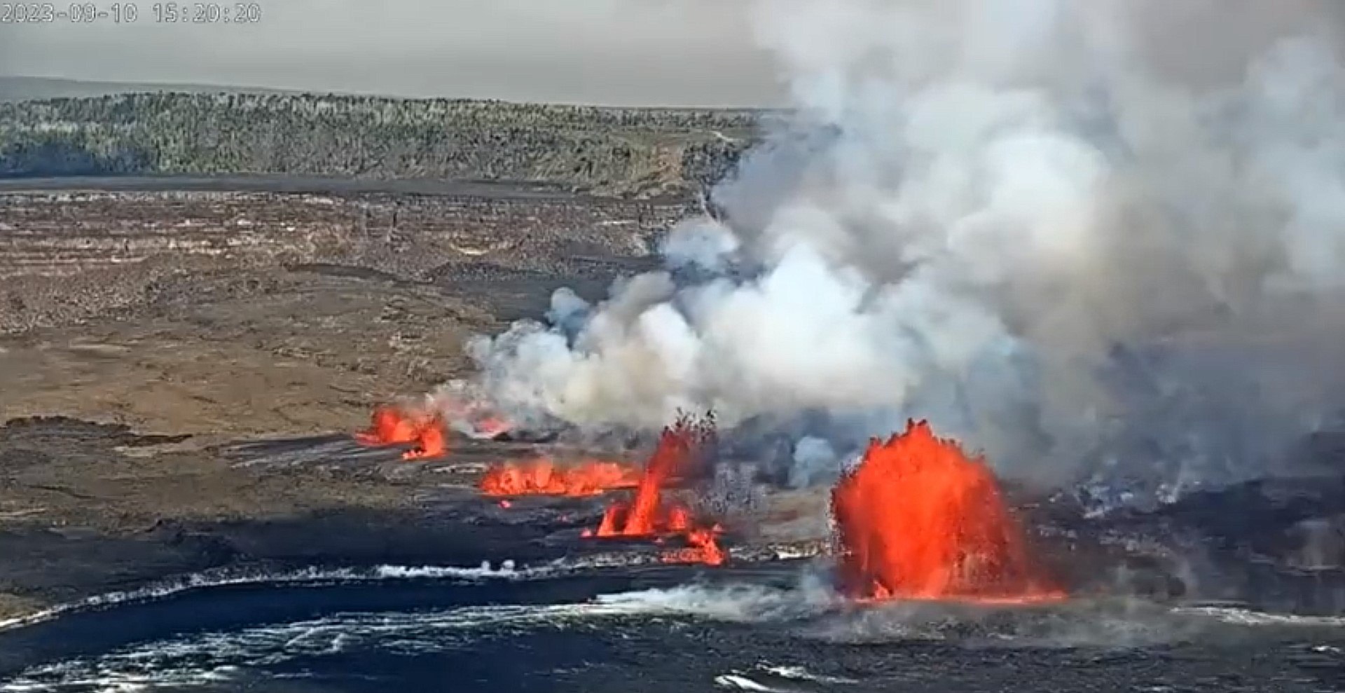 Erupția vulcanului Kilauea din Hawaii: Alertă ridicată pentru aviație. Locuitorii sunt în siguranță VIDEO