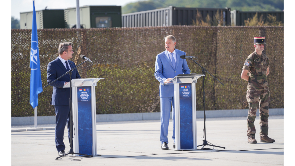 Președintele Klaus Iohannis și premierul Luxemburgului au discutat cu militarii NATO staționați la baza Cincu Președintele Klaus Iohannis și premierul Luxemburgului au discutat cu militarii NATO staționați la baza Cincu