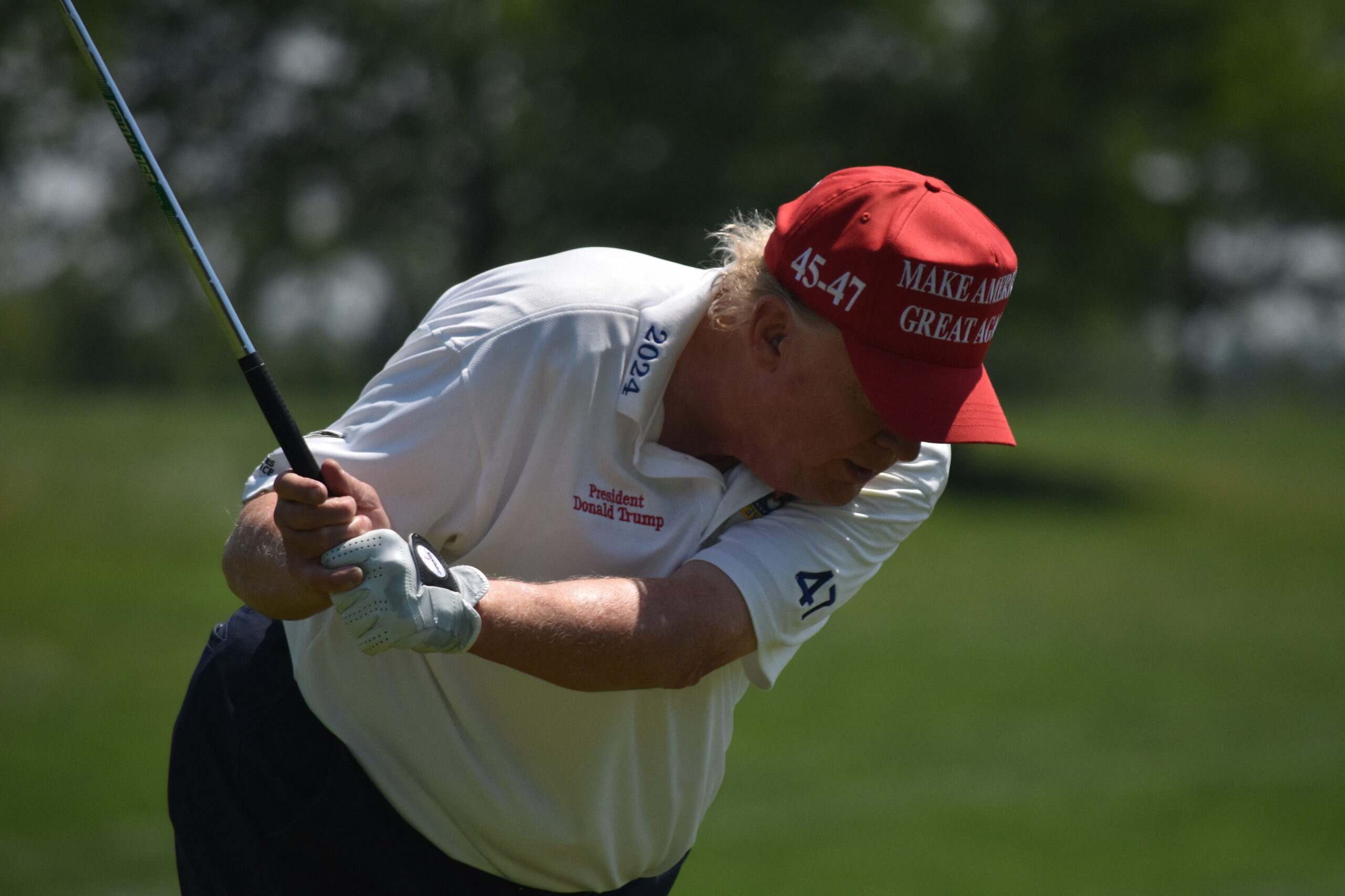 Donald Trump e un om cu „greutate”. Dar, care este greutatea lui Trump? Schwarzenegger îl pune să alerge în jurul său