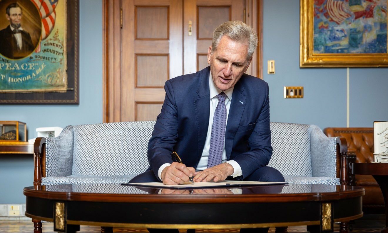 Camera Reprezentanților își dă jos propriu șef, printr-un vot istoric. Republicanul Kevin McCarthy este înlăturat după un mandat de 10 luni