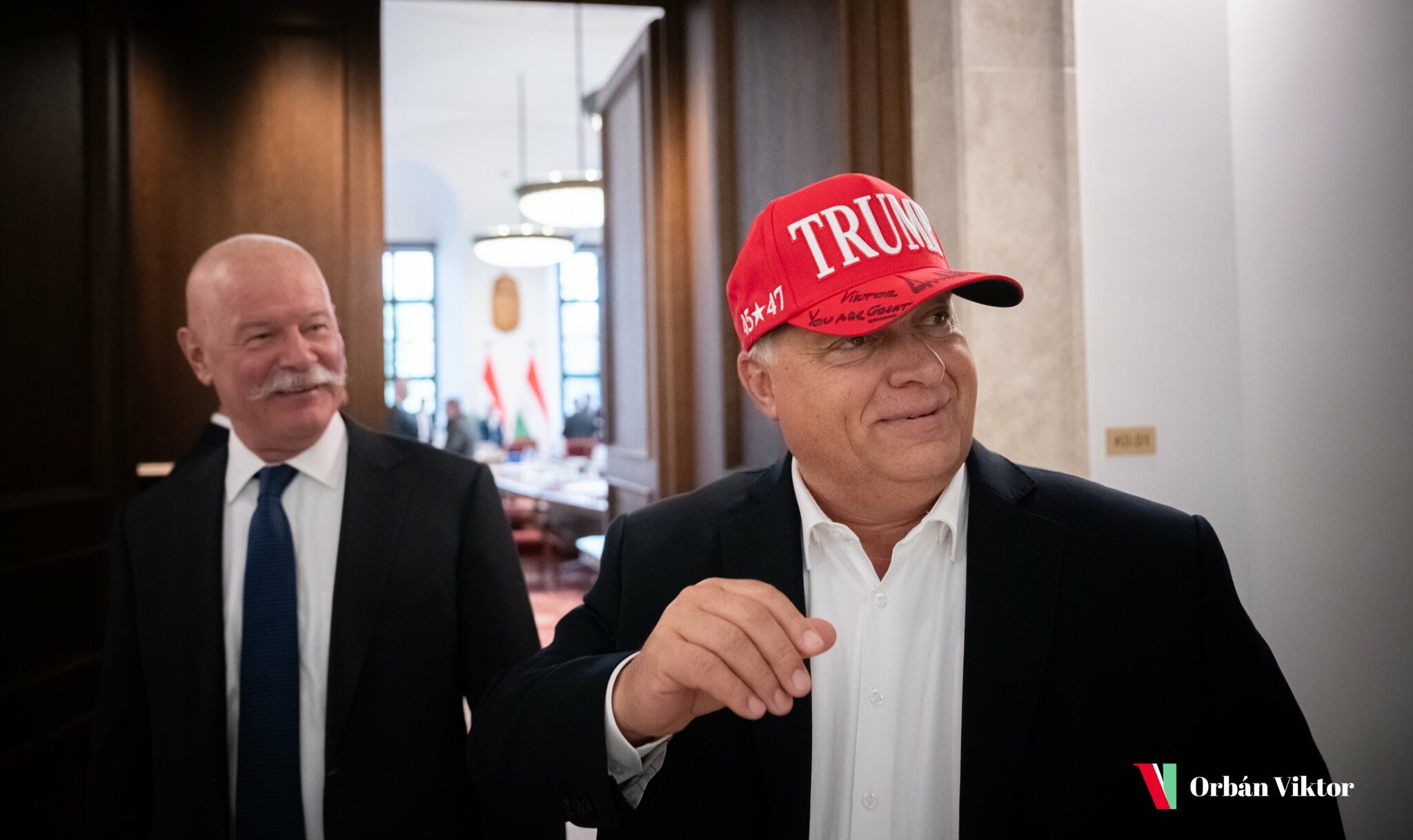 O gafă se tratează cu o șapcă / Donald Trump îl pe Viktor Orbán un „mare lider al Turciei”
