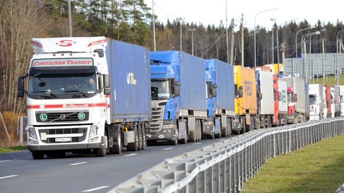 Şoferii de camion polonezi au blocat frontiera cu Ucraina pentru a denunţa „concurenţa neloială” – FOTO/VIDEO