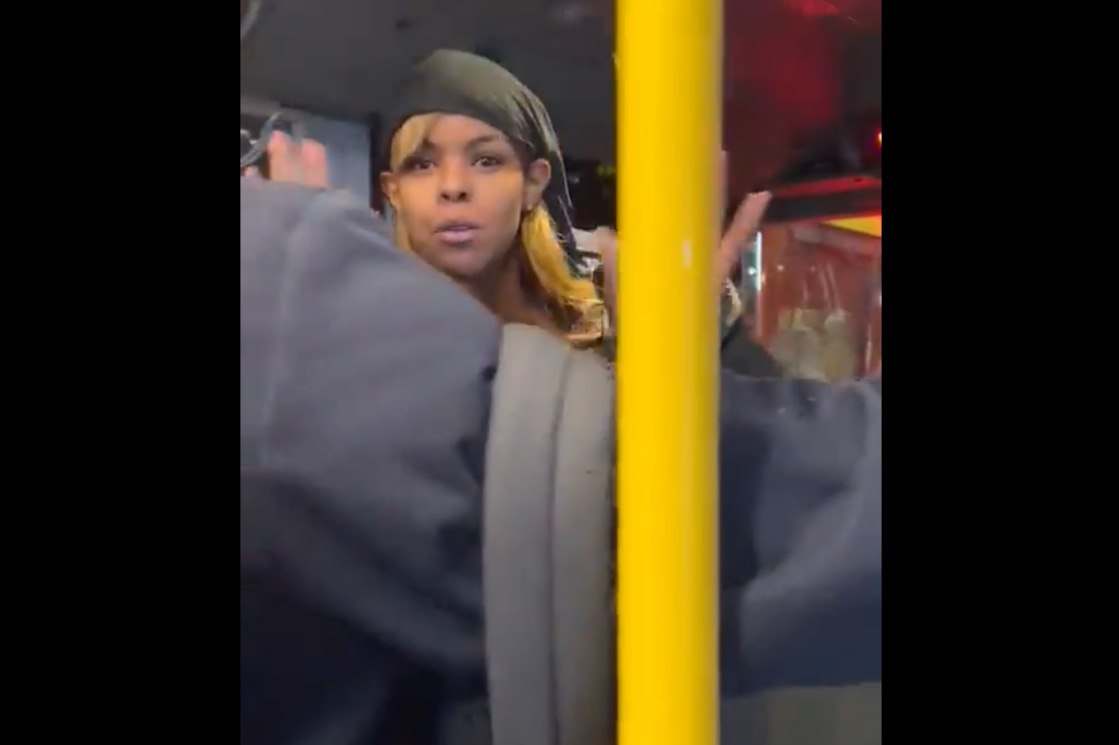 Atac antisemit în autobuz. O femeie lovește un pasager și îi strigă „Ești evreu?” VIDEO