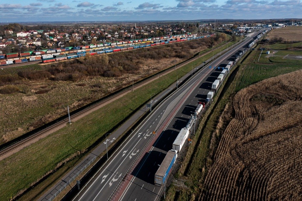 Kievul va încerca să evacueze camionagii ucraineni blocaţi de transportatorii polonezi