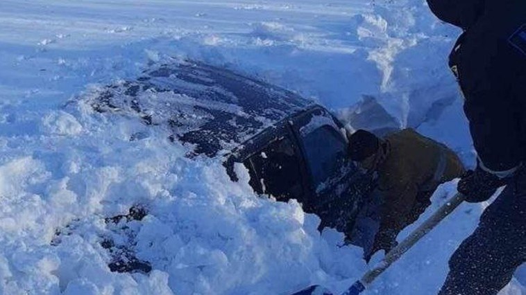 Doi moldoveni, găsiți morți într-o mașină blocată în nămeți. Opoziția cere demisia unui ministru