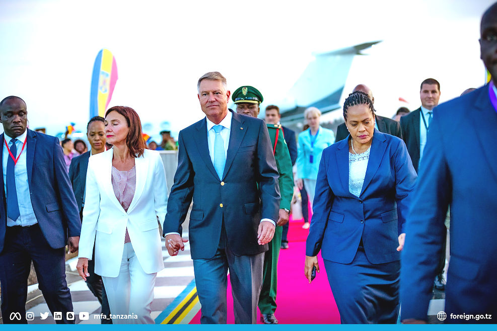 Soții Iohannis, primiți cu covor roșu și cântece tradiționale în Tanzania/ 3 zile va sta președintele României în țara din estul Africii