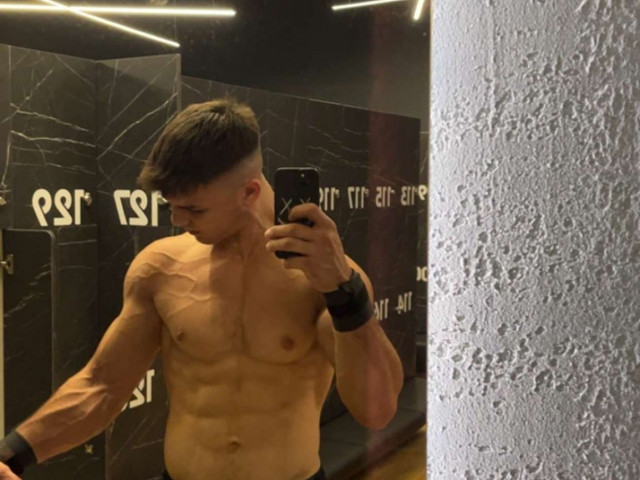 Galerie Foto | Românul care îi face concurență lui Cristiano Ronaldo: ”Fac abdomene până nu mai pot”
