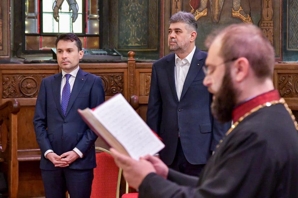 Marcel Ciolacu a participat la slujba de Crăciun de la Catedrala Patriarhală / Alături de premier a fost și secretarul de stat pentru culte Marcel Ciolacu a participat la slujba de Crăciun de la Catedrala Patriarhală / Alături de premier a fost și secretarul de stat pentru culte