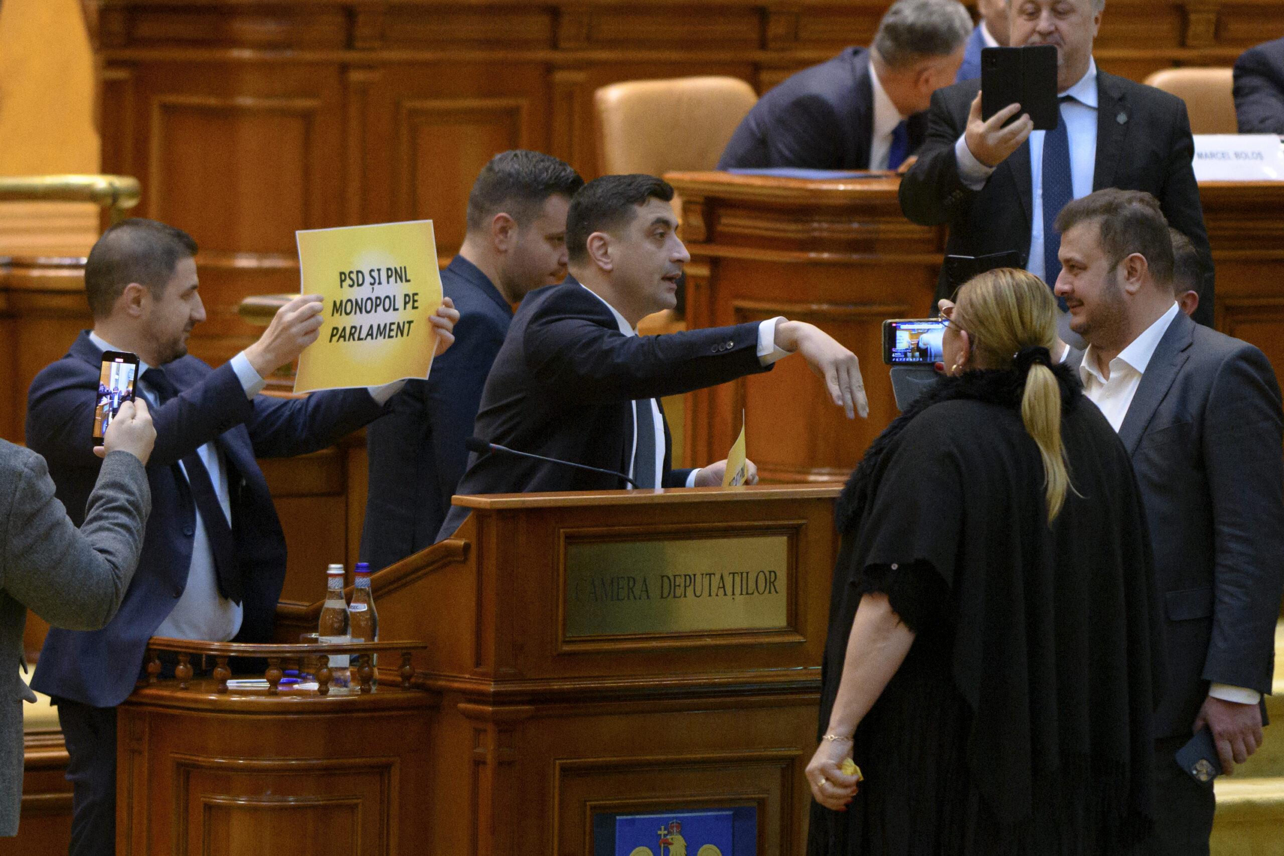 FILMUL SCANDALULUI Simion, către Șoșoacă: Nu ești așa sexi / Senatoarea îl acuză pe liderul AUR că dă în femei