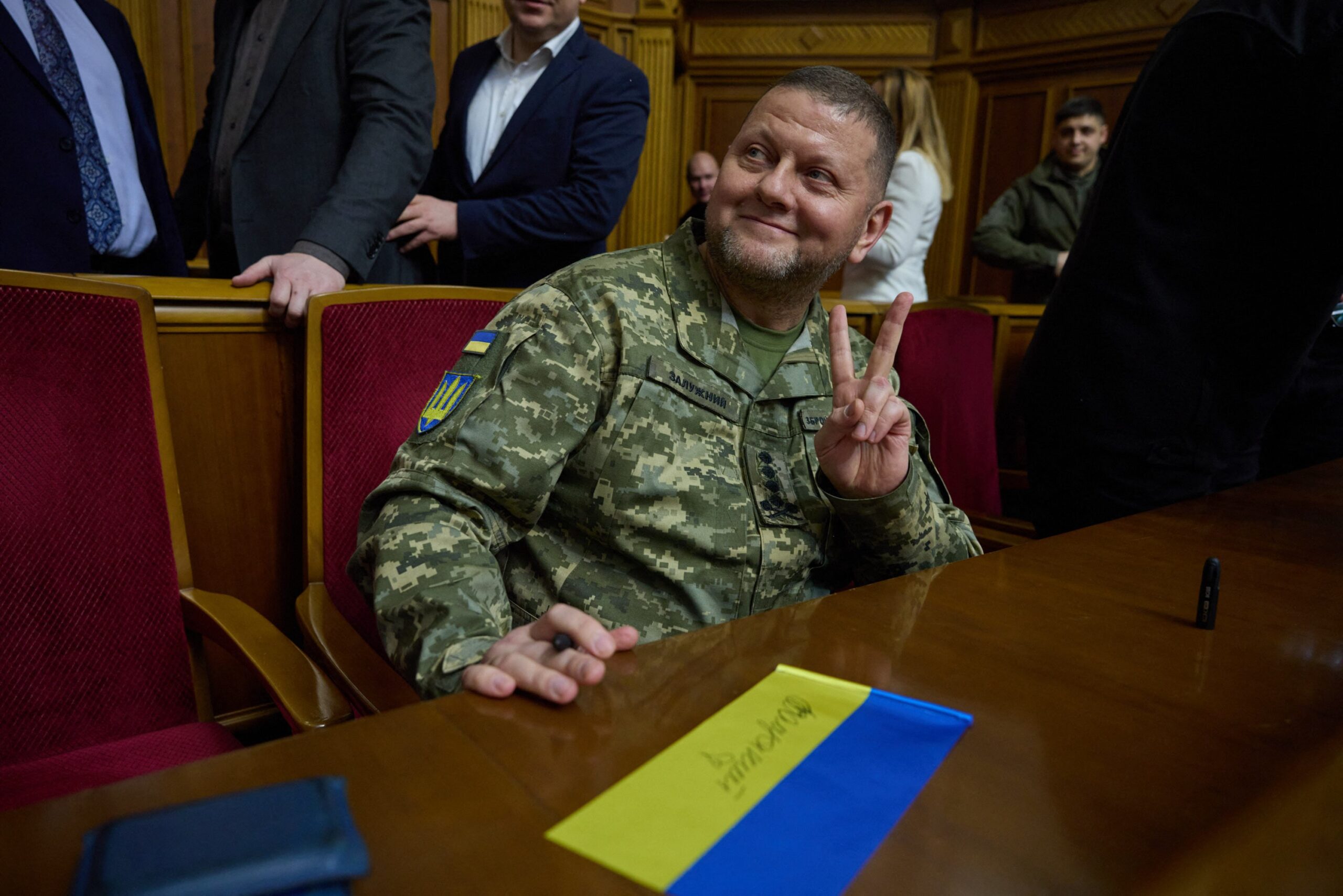 Cine trage sforile pentru demiterea șefului armatei Ucrainene? Președintele Zelenski i-ar fi oferit postul de consilier pentru apărare