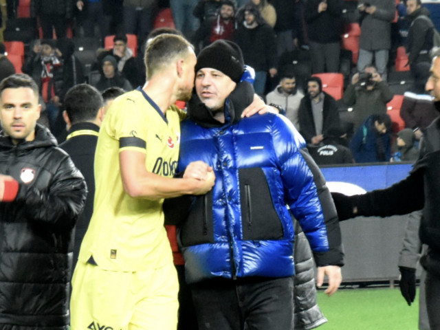 Edin Dzeko s-a dus direct la Marius Șumudică pe gazon, după Gaziantep – Fenerbahce. Ce a urmat la vestiare
