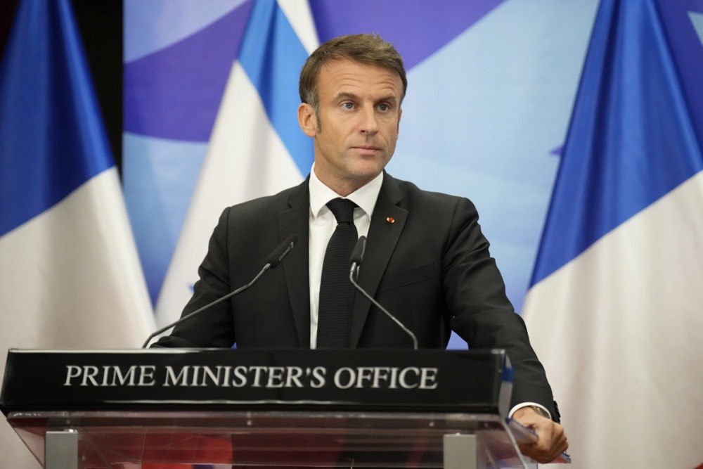 Acuzații de trădare la adresa lui Macron, din partea unui politician francez. Sunt vizate declarațiile sale despre armele nucleare franceze Acuzații de trădare la adresa lui Macron, din partea unui politician francez. Sunt vizate declarațiile sale despre armele nucleare franceze