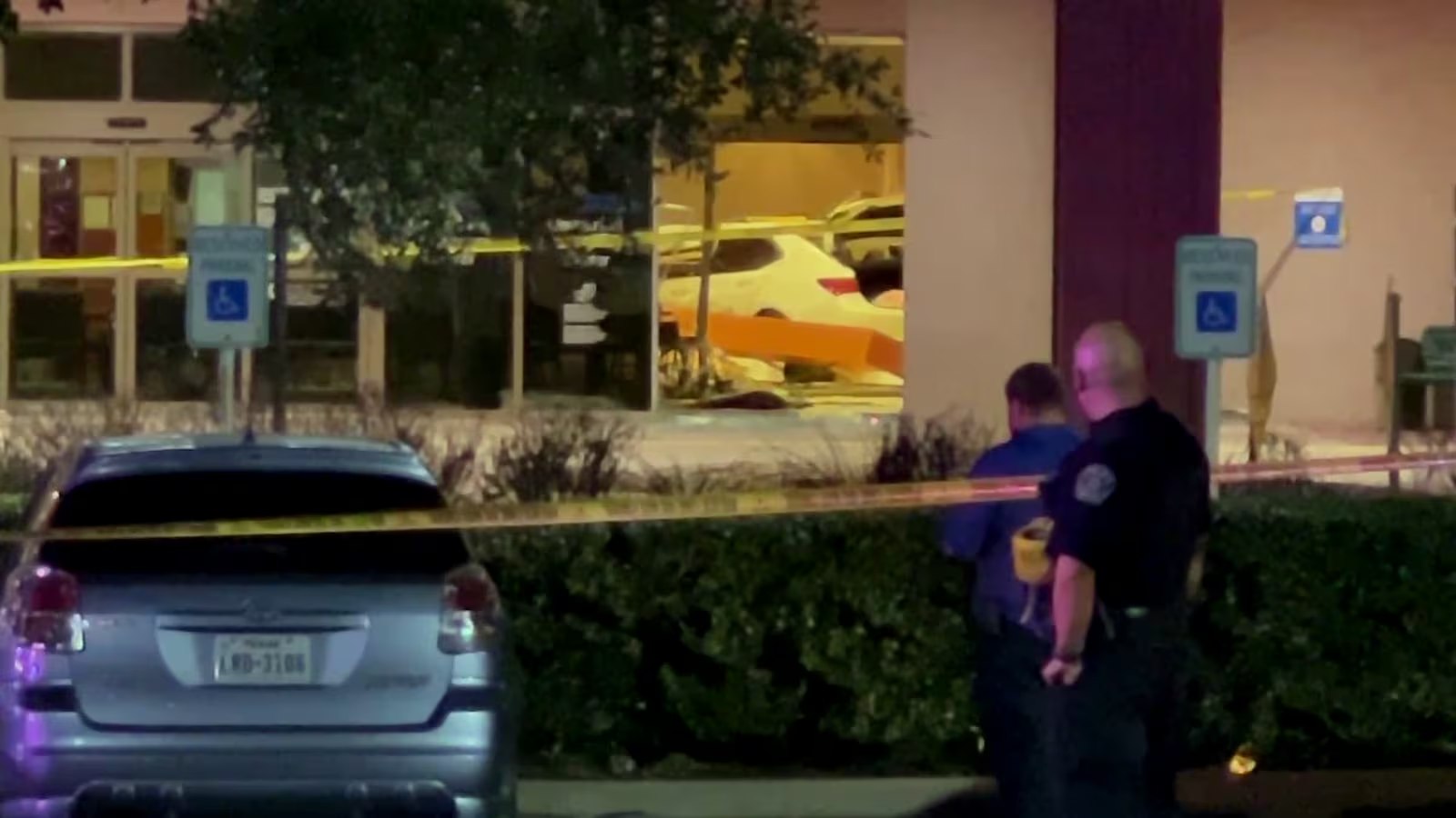Imagini de coșmar într-un spital din Texas. O mașină a pătruns în sala de urgențe: un mort și 5 răniți VIDEO