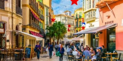 Turiști alungați de localnici într-un cunoscut oraș european: „Miroase a turiști, plecați naibii acasă! Scuipăm în berea voastră!”