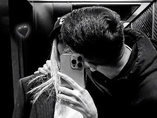 Cine ar fi fotbalistul misterios care s-a fotografiat în lift cu o vedetă din România