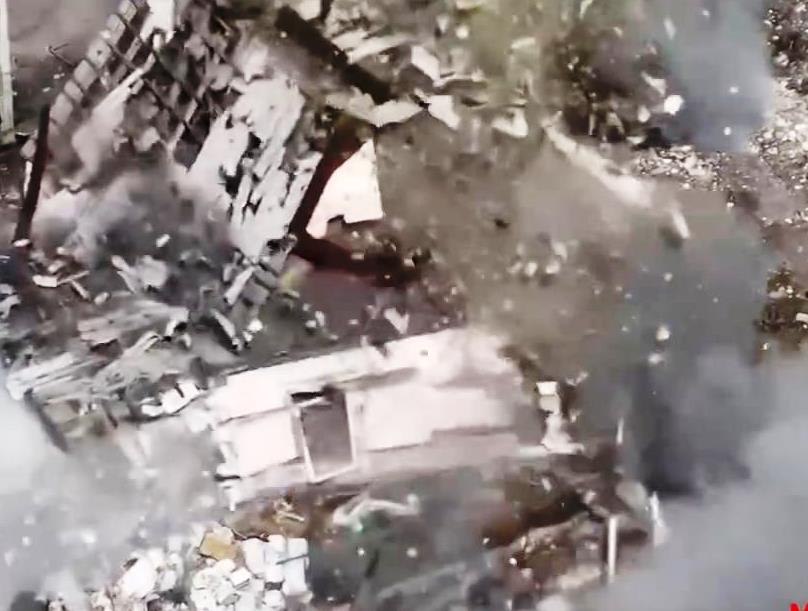 Casă ocupată de ruși, distrusă într-o explozie spectaculoasă cu o dronă trimisă pe geam VIDEO
