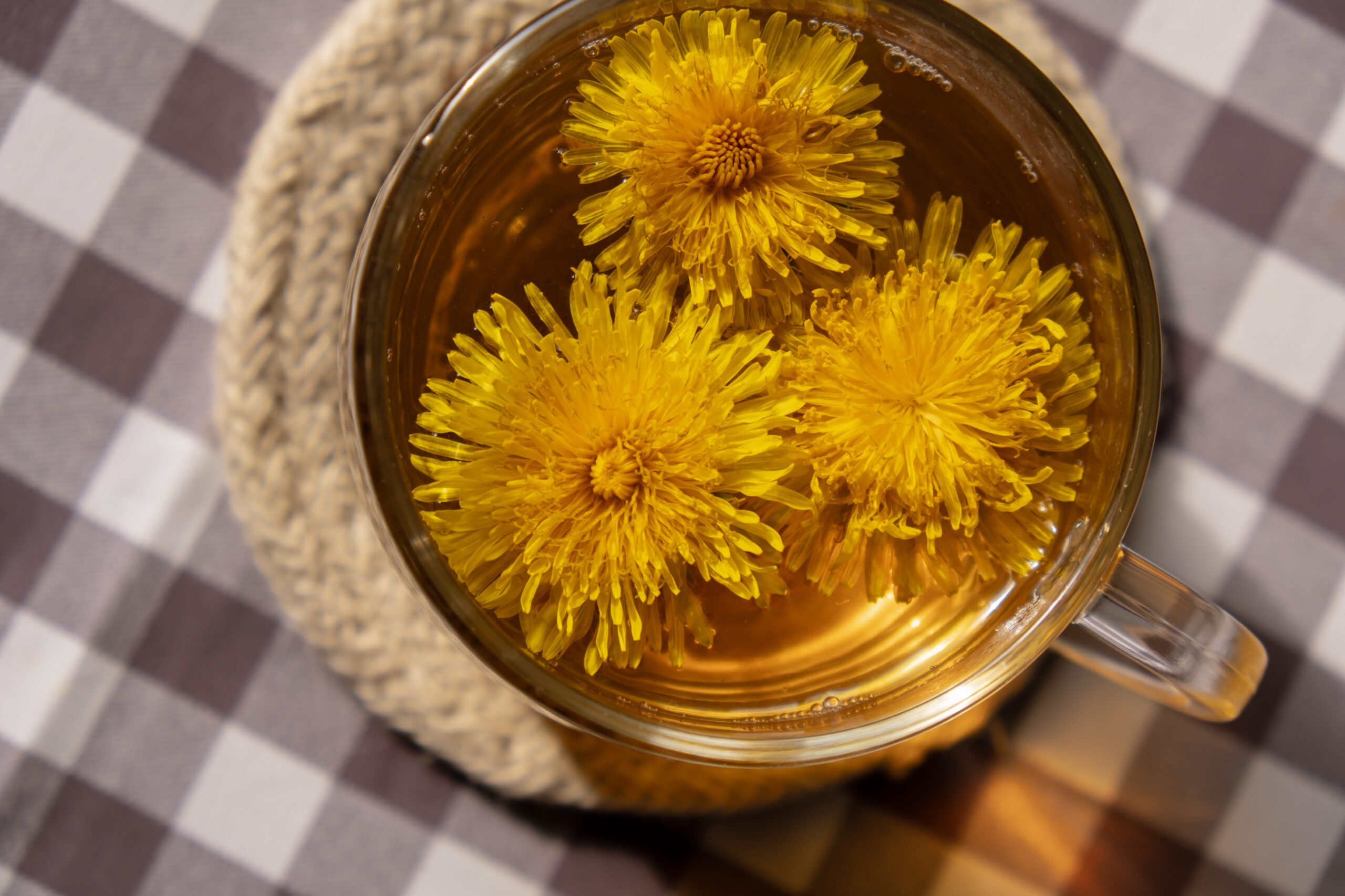 Beneficiile nenumărate ale ceaiului de păpădie. Ajută la slăbit și elimină rapid toxinele din organism. Cum se prepară