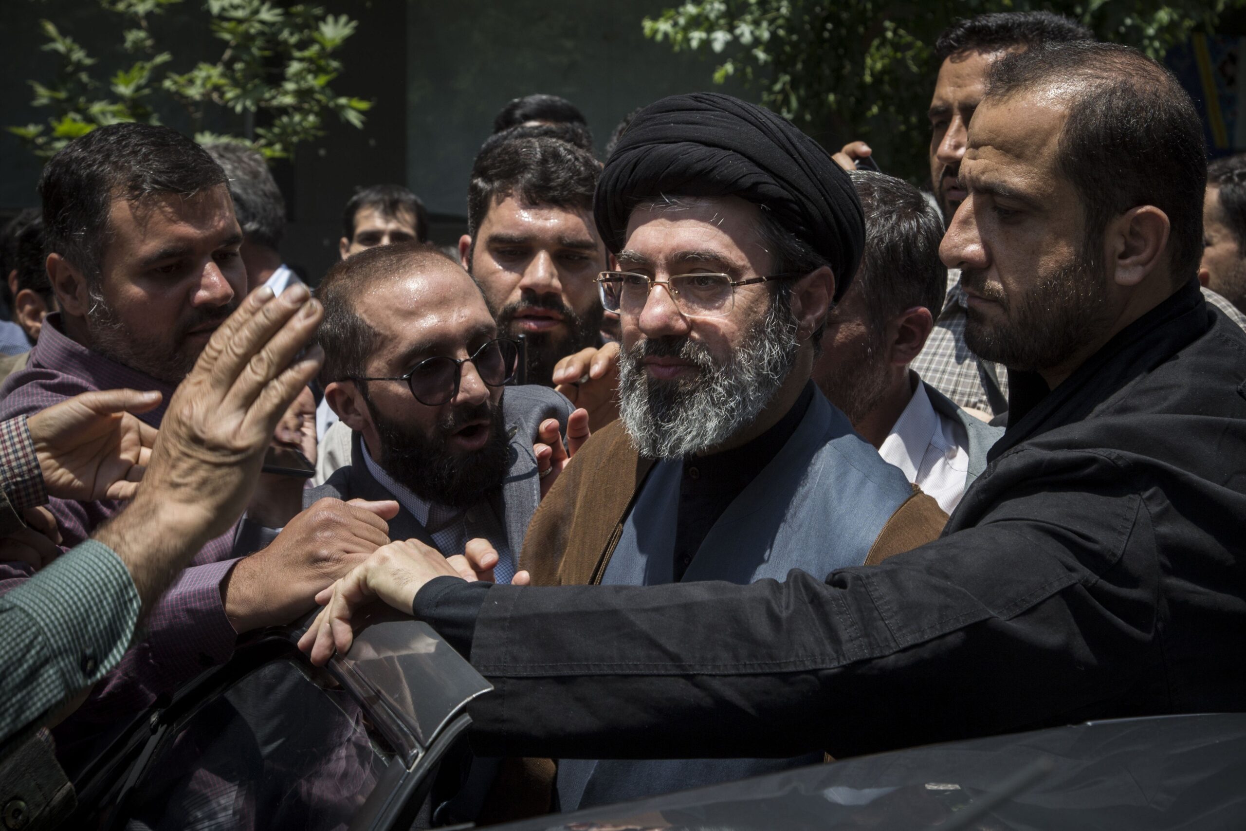 Cine este Mojtaba Khamenei, fiul liderului suprem iranian, și ce rol ar putea juca după alegerile prezidențiale din Iran