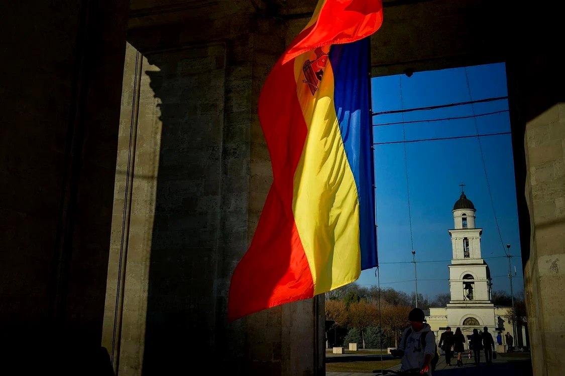 Politico: Moldova luptă pentru a se elibera de mașina de dezinformare a Rusiei, alimentată de inteligență artificială