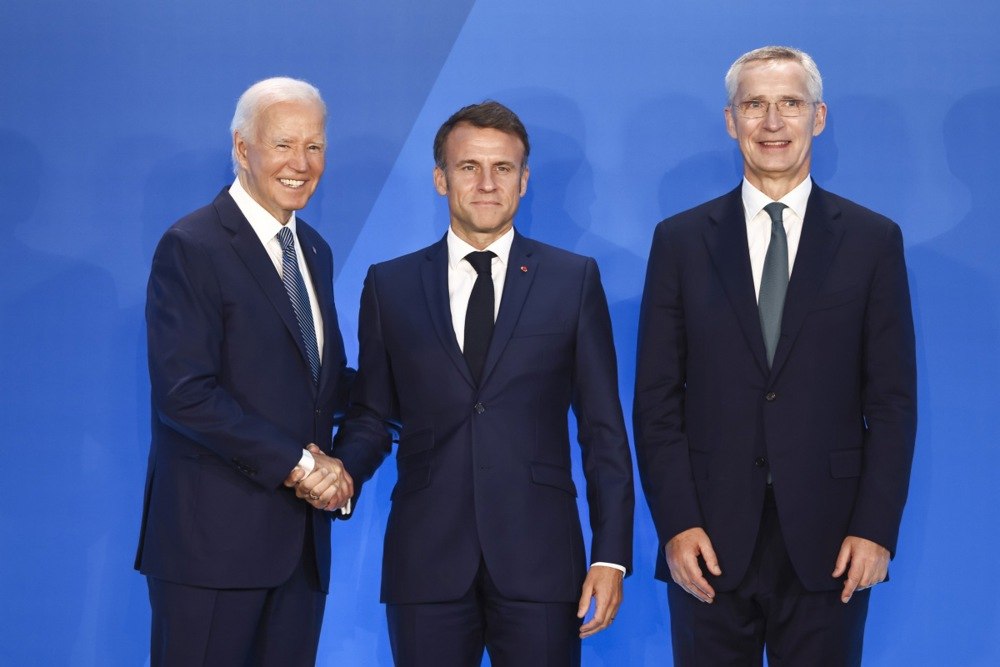 Emmanuel Macron, prezență discretă la summitul NATO. Ce le-a spus liderilor Alianței. Cuvinte de sprijin din partea lui Olaf Scholz Emmanuel Macron, prezență discretă la summitul NATO. Ce le-a spus liderilor Alianței. Cuvinte de sprijin din partea lui Olaf Scholz