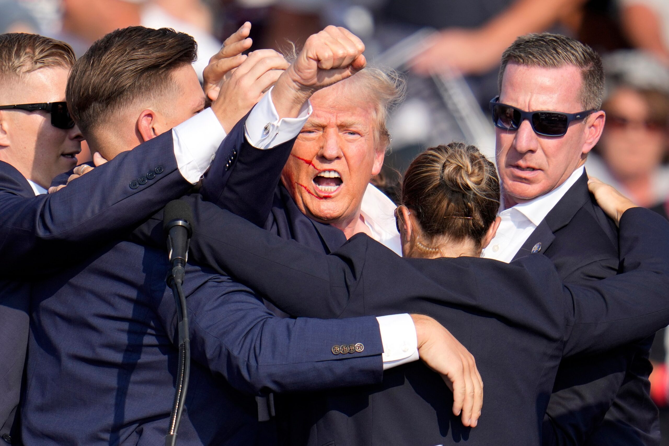 Primul interviu al lui Trump de la tentativa de asasinat: „Trebuia să fiu mort”. Decizia care i-a salvat viața și motivul pentru care a ridicat pumnul