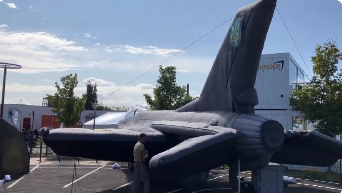 O momeală gonflabilă a unui avion de luptă F-16, dezvăluită în premieră în Danemarca FOTO