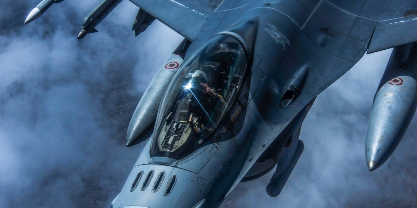 Un avion F-16 al Ucrainei, distrus în timpul „celui mai mare atac aerian” al Rusiei. Pilotul, unul dintre cei mai buni din țară, a murit