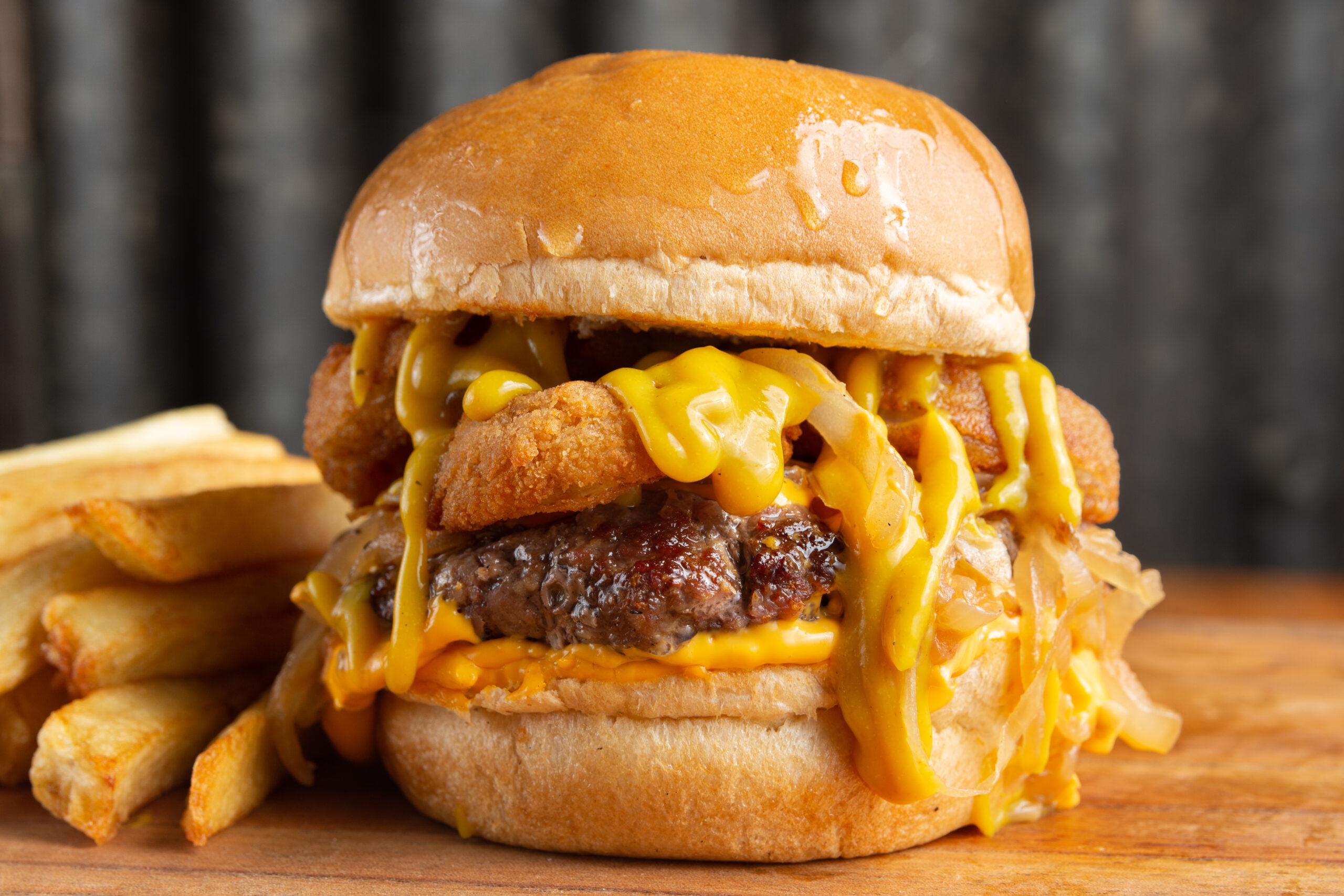 Carnea roșie, consumată în EXCES, poate să ne îmbolnăvească grav. Ce riscăm, dacă mâncăm un burger pe zi