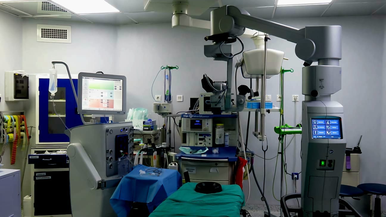 Transplant de cristalin realizat în premieră într-o închisoare din România