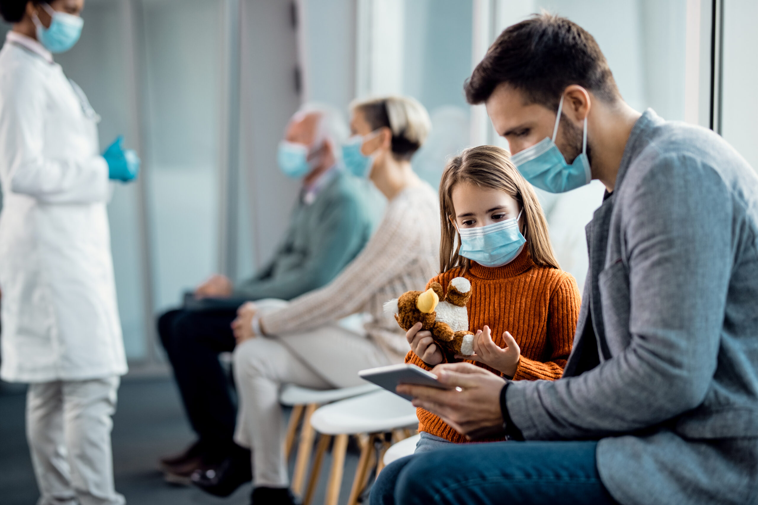 Medicii și vizitatorii, obligați să poarte MĂȘTI în spitalele ca-n perioada pandemiei. O țară europeană este grav afectată de epidemia de gripă