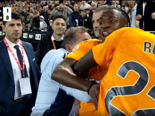 Vinicius, scos cu forța de pe teren după eliminare! Nebunie în finalul meciului cu Valencia: arbitrul i-a dat roșu după ce a fost chemat de VAR