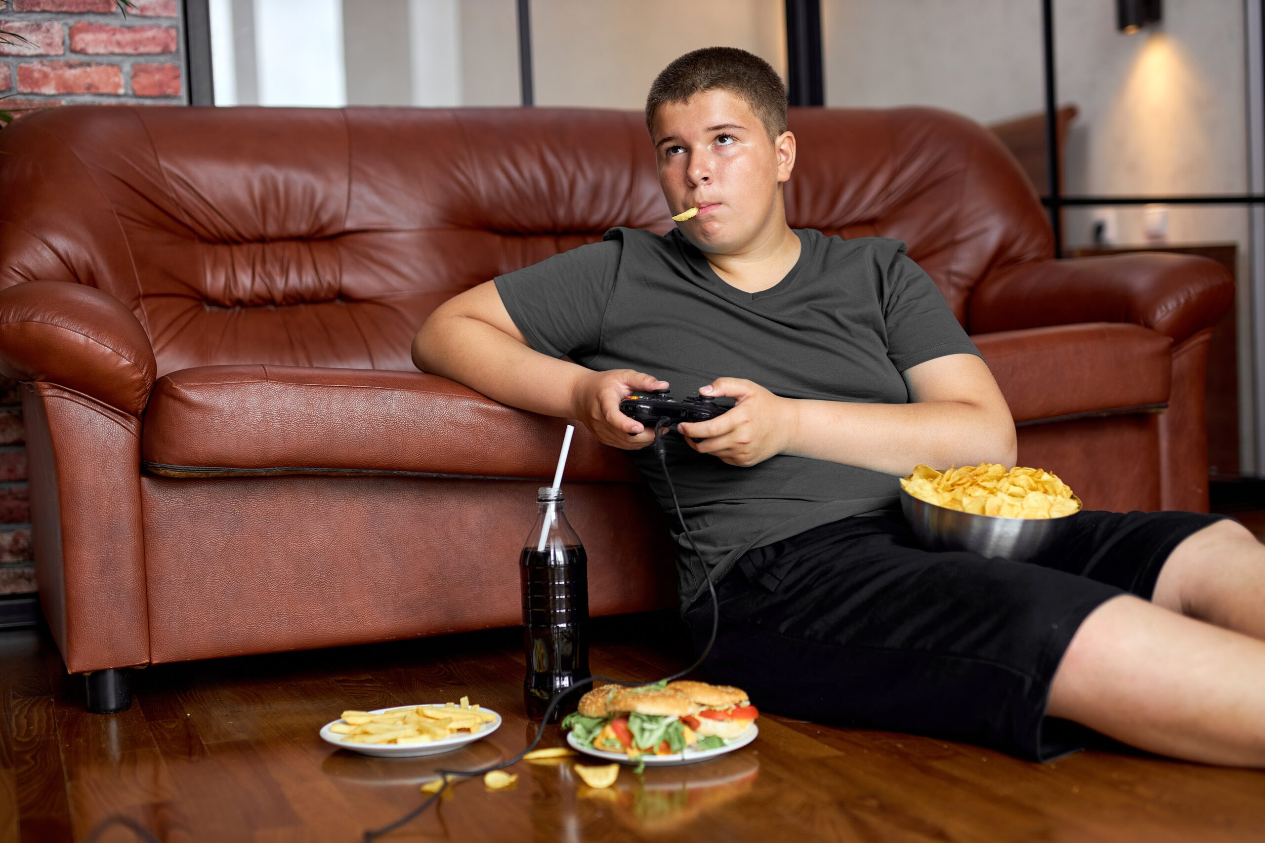 Din cauza scumpirii alimentelor, românii cumpără mâncare mai puțină și NESĂNĂTOASĂ