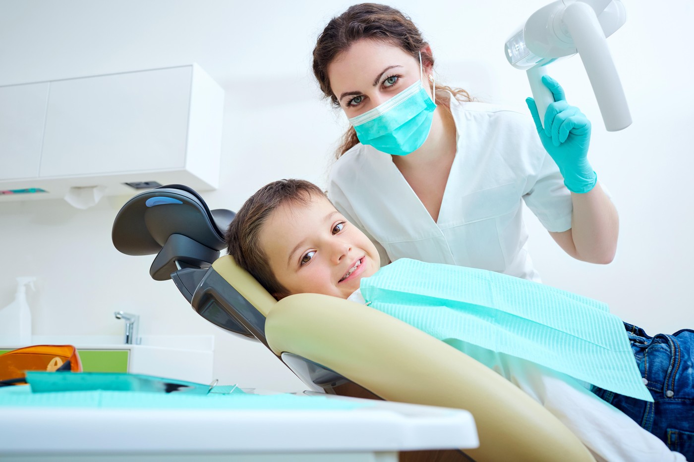 1/2 copii din România au carii dentare. Prețurile mari îi țin pe părinți la distanță 1/2 copii din România au carii dentare. Prețurile mari îi țin pe părinți la distanță