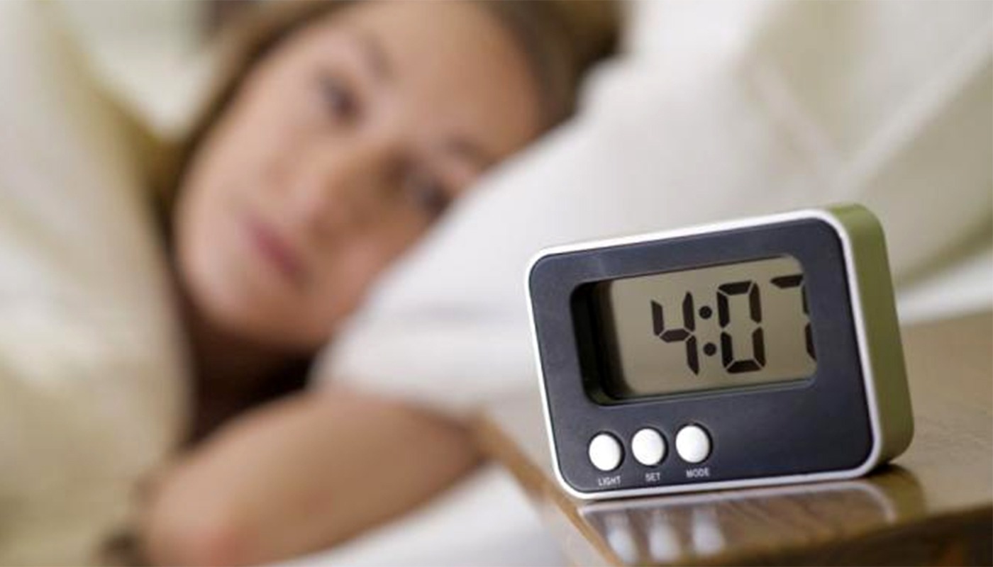 Te trezești între ora 3:00 și 5:00 noaptea, fără motiv? Ce încearcă să îți comunice organismul tău, de fapt