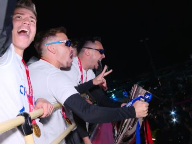 Imagini spectaculoase! Jucătorii FCSB-ului au dat drumul la sărbătoare: ”Campionii, campionii”