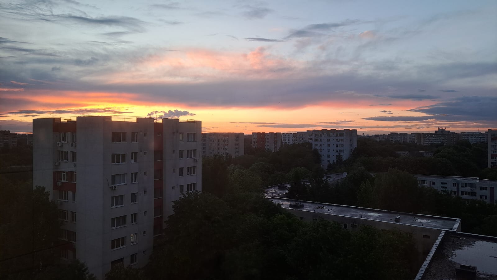 Nu este recomandat să dormim cu geamul deschis, în nopțile de vară. Medicii explică de ce ne expunem unor pericole uriașe