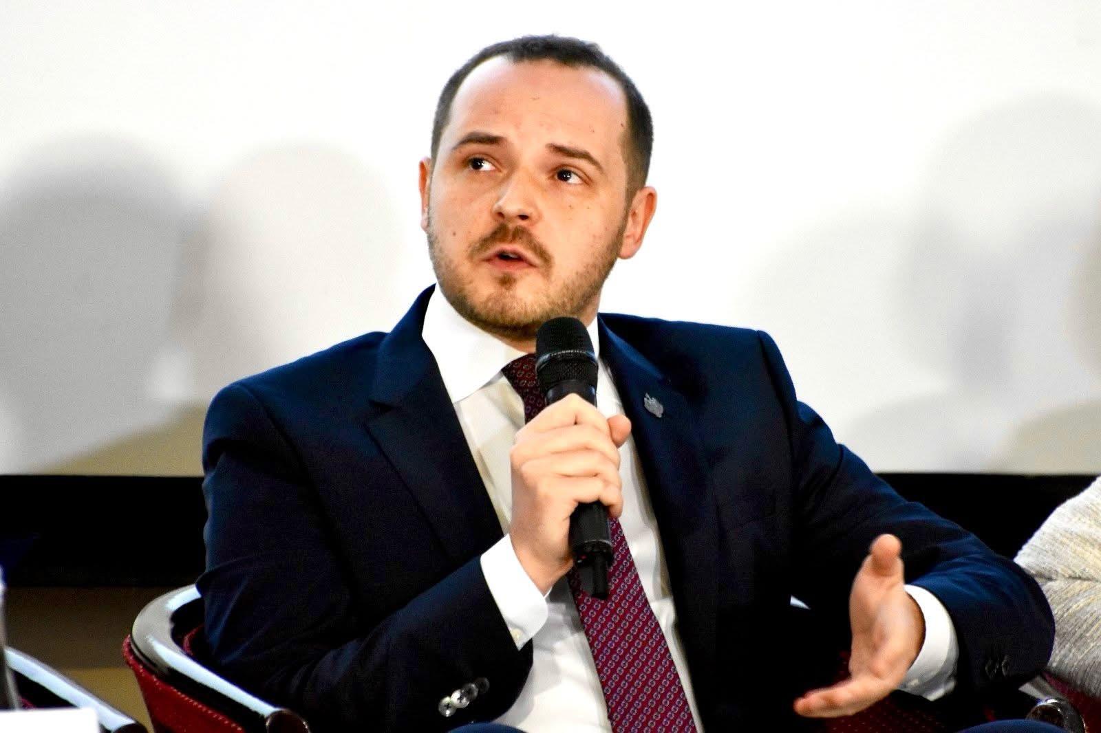 Numărul de consumatori crește exponențial Numărul de consumatori crește exponențial