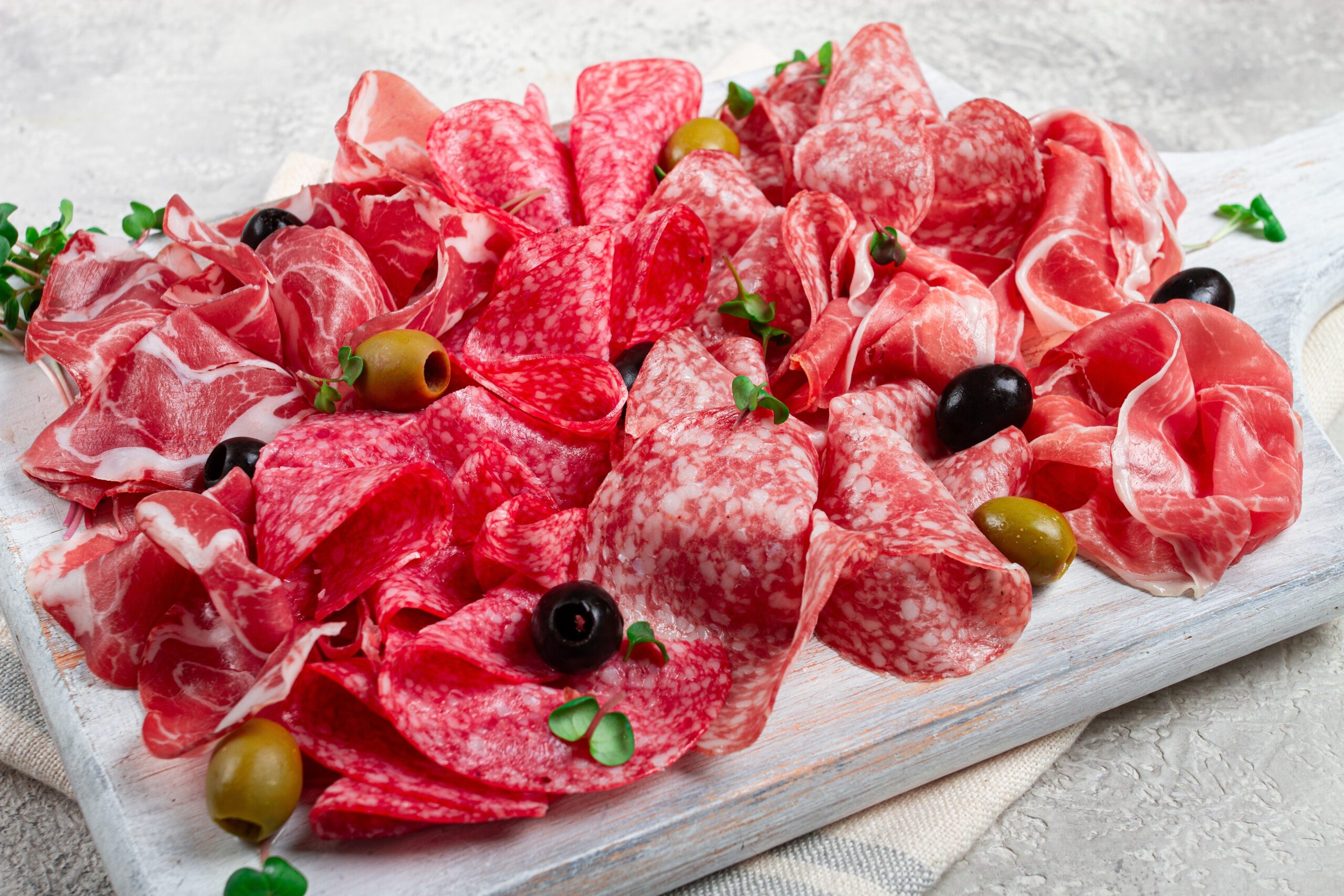 Medicii trag un semnal de alarmă cu privire la consumul record de mezeluri din România. Care sunt „vedetele” din farfurie