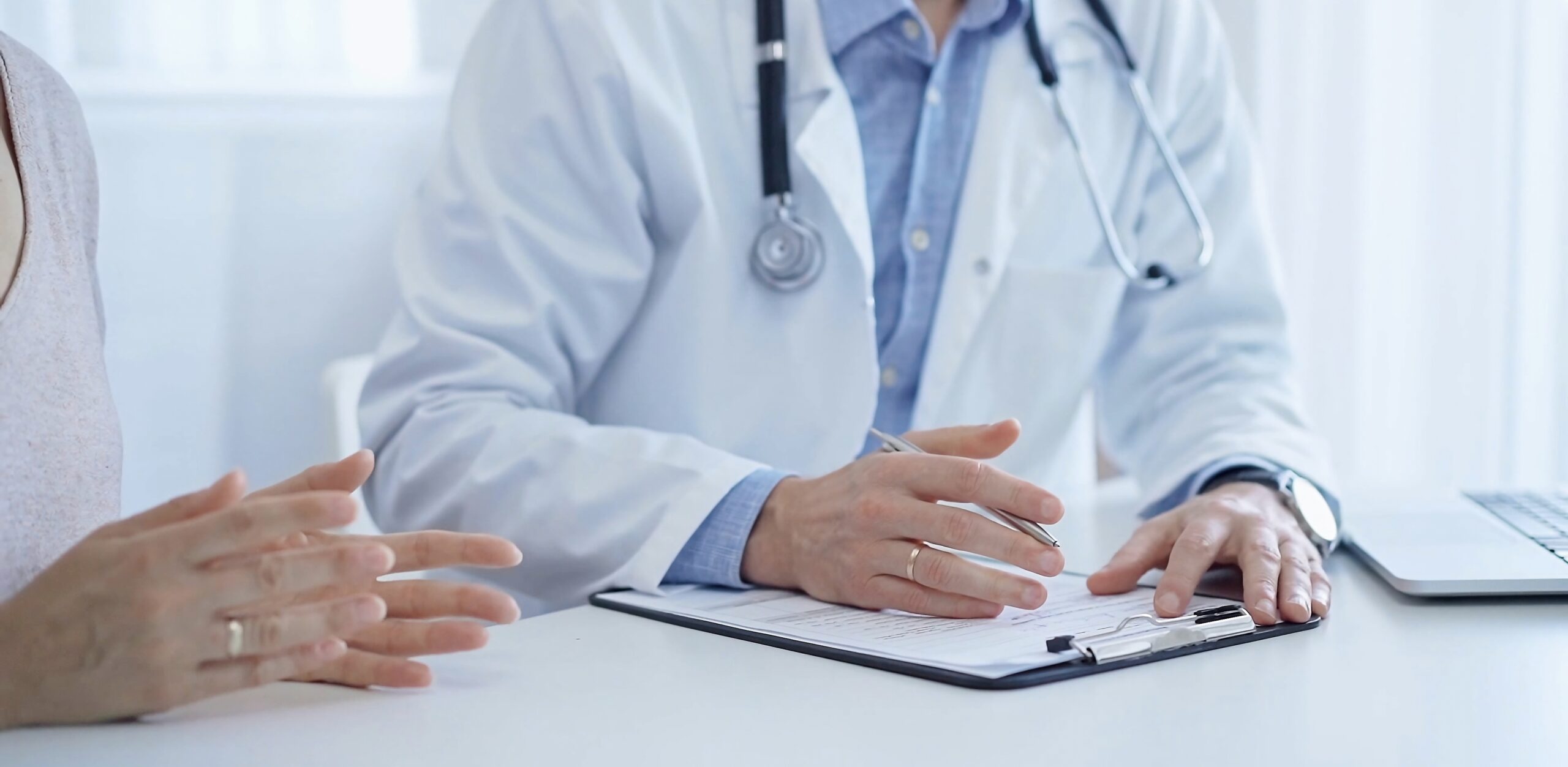 Românii se duc din ce în ce mai rar la doctor. Amână vizitele la medic pentru că nu își permit sau preferă să plătească în rate consultațiile