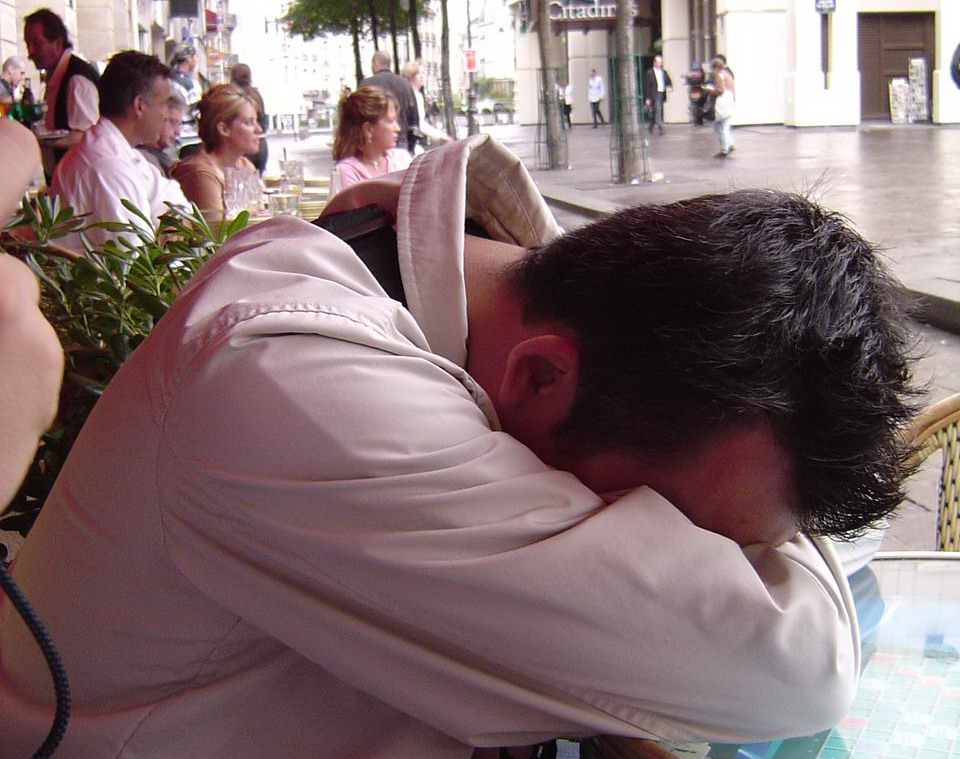 Te simți mereu stresat și obosit? Iată trei obiceiuri care îți fac ziua mai grea Te simți mereu stresat și obosit? Iată trei obiceiuri care îți fac ziua mai grea