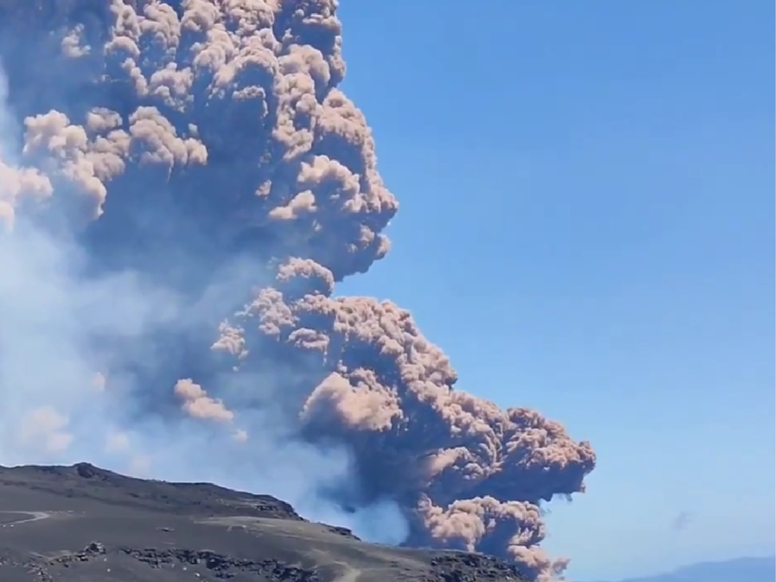 Norul de cenușă al vulcanului Etna perturbă zborurile din Malta. Mai multe curse au fost anulate Norul de cenușă al vulcanului Etna perturbă zborurile din Malta. Mai multe curse au fost anulate
