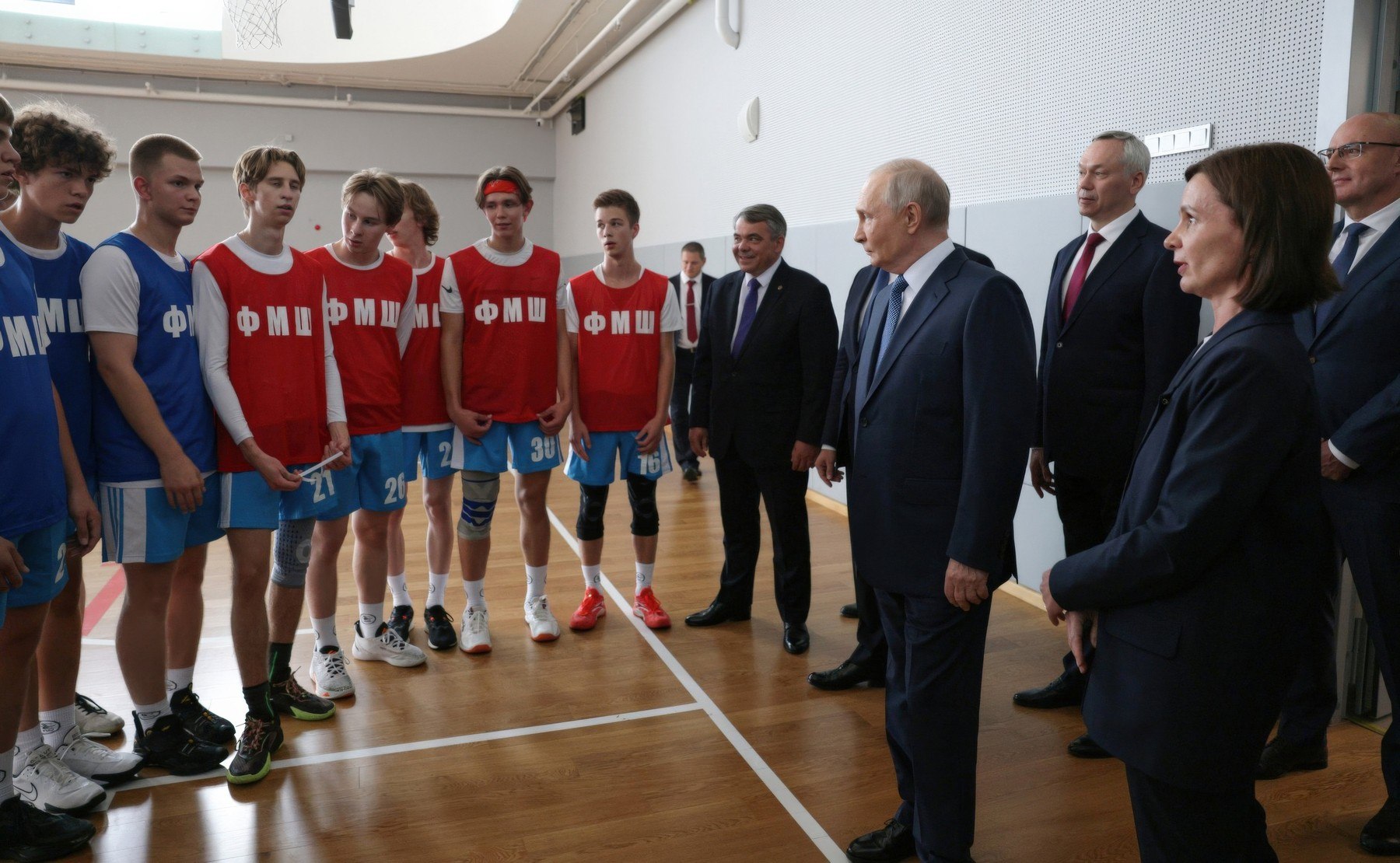 Putin, întrebat de studenți despre „amenințările” inteligenței artificiale: „Nu mi-a fost niciodată frică de nimic” Putin, întrebat de studenți despre „amenințările” inteligenței artificiale: „Nu mi-a fost niciodată frică de nimic”