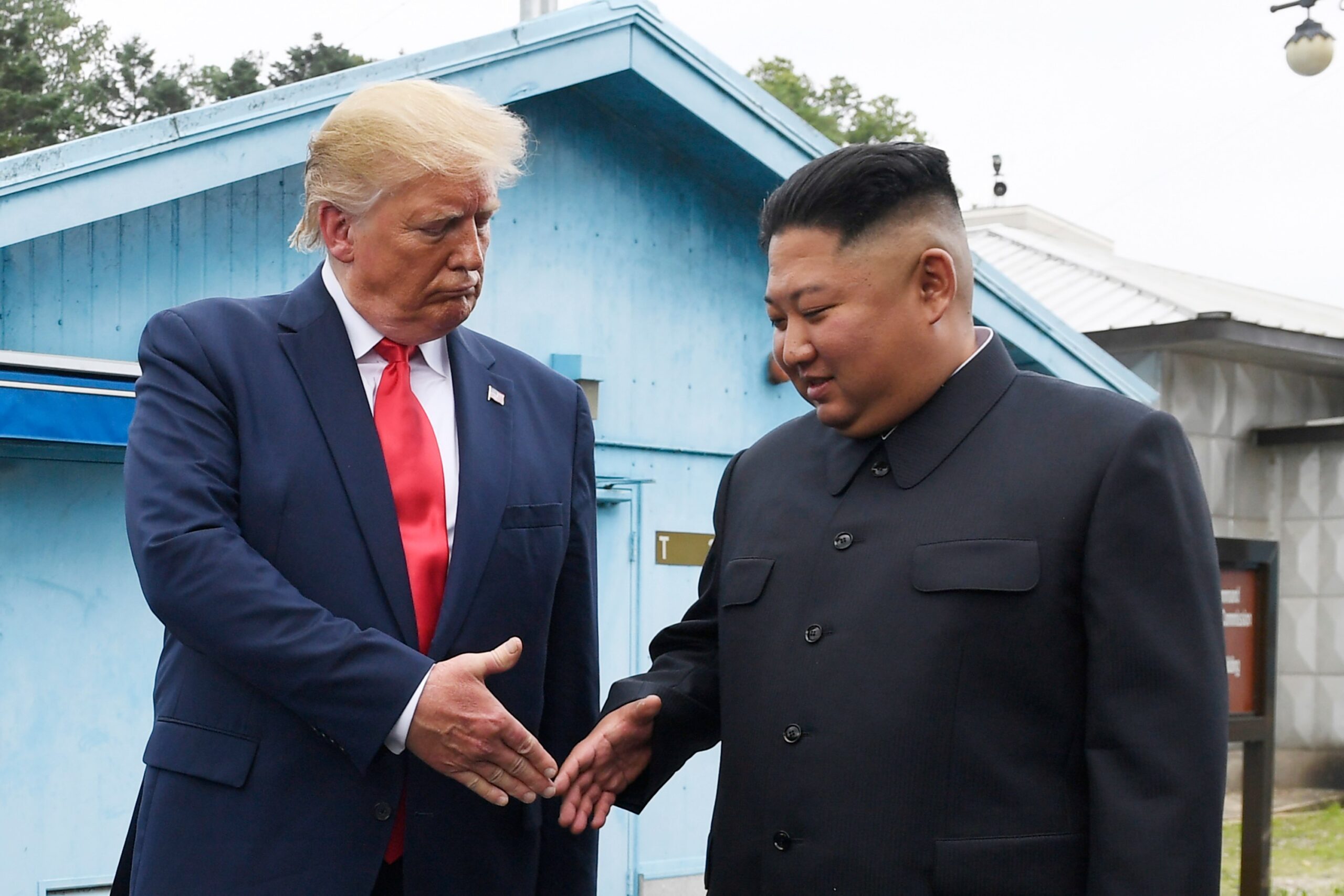 Donald Trump provoacă din nou. Fotografia în care apare alături de Kim Jong Un: „Ne înțelegem de minune” Donald Trump provoacă din nou. Fotografia în care apare alături de Kim Jong Un: „Ne înțelegem de minune”