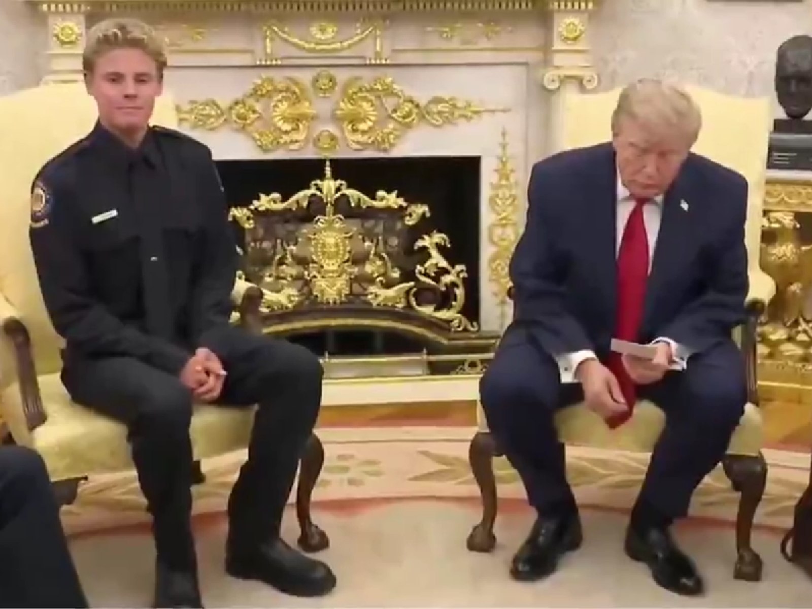 Trump, surprins cu o „copiuță” la Casa Albă. Republicanii îl criticau pe Biden pentru același lucru Trump, surprins cu o „copiuță” la Casa Albă. Republicanii îl criticau pe Biden pentru același lucru