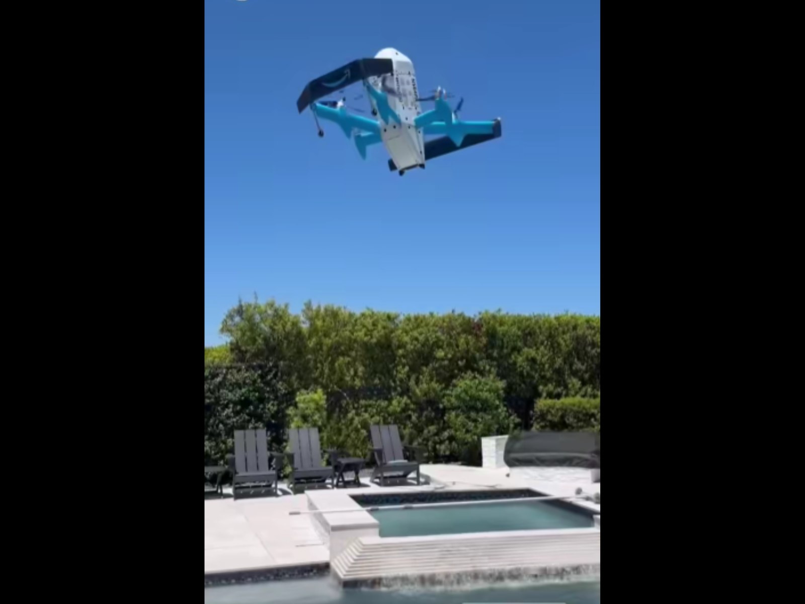 O dronă Amazon a livrat coletul direct în piscina unei femei: „Asta da grijă pentru client” O dronă Amazon a livrat coletul direct în piscina unei femei: „Asta da grijă pentru client”